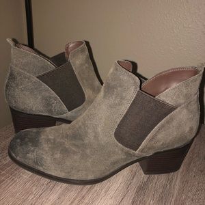 Charcoal Gray Suede Leather Rockport Heeled Boots!